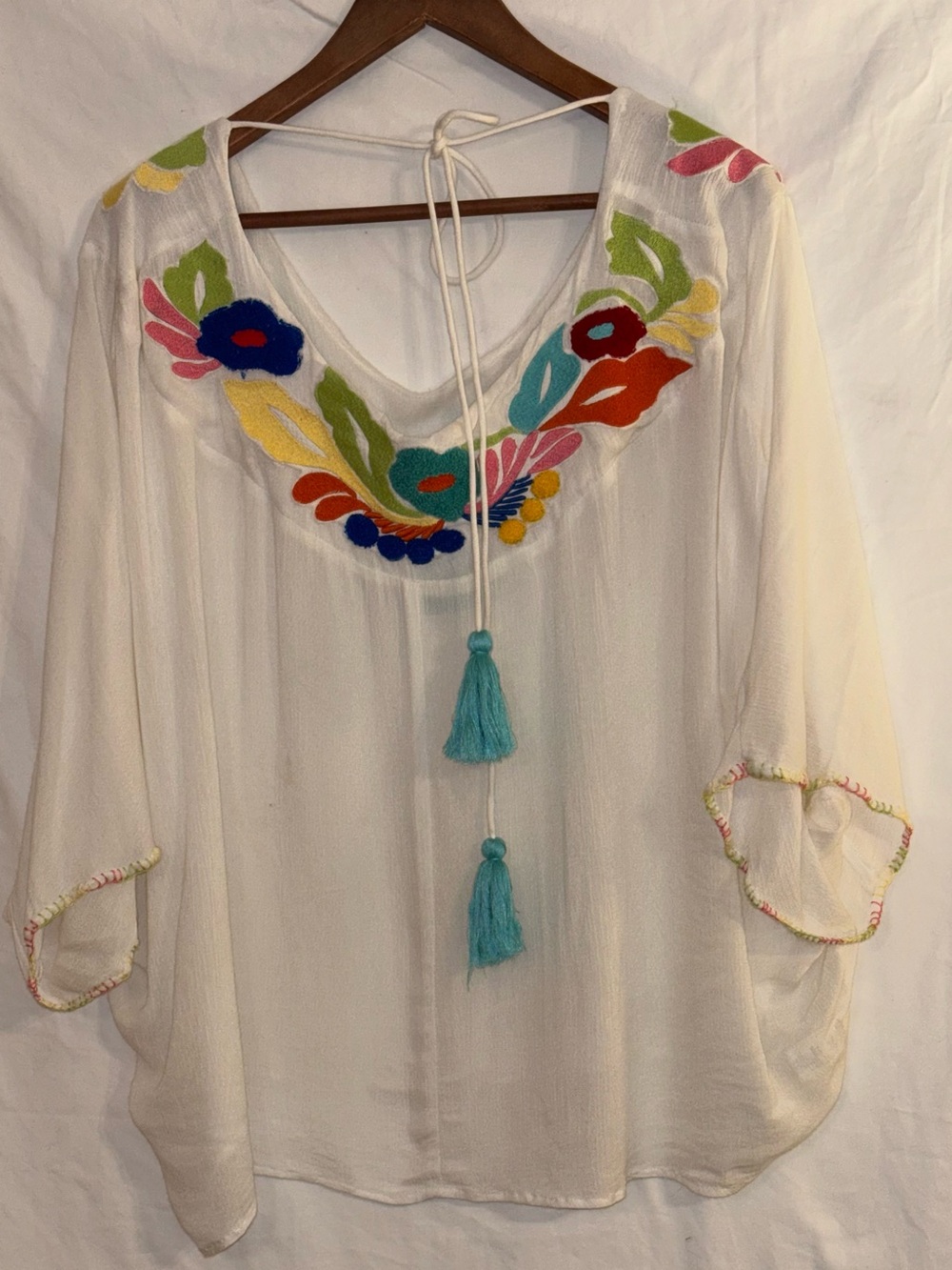 Judith March Small off white top with a colorful floral neck line. Big for size